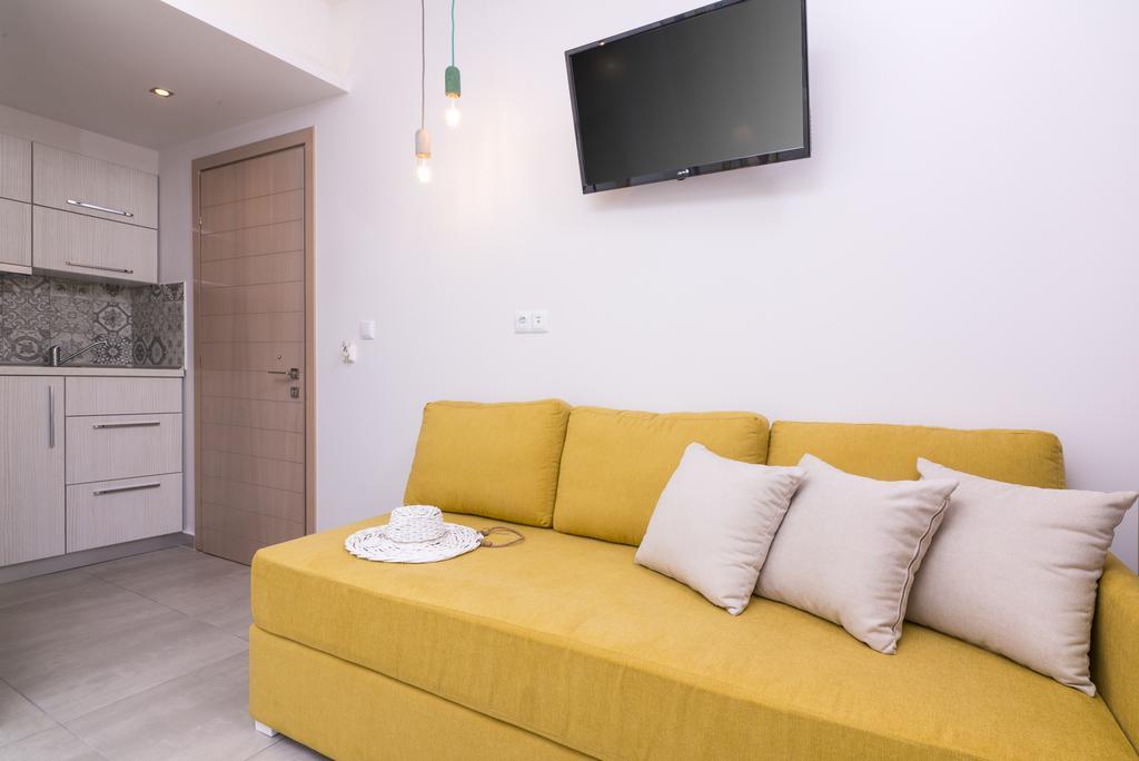 Estian Deluxe Apartment Лименария Екстериор снимка