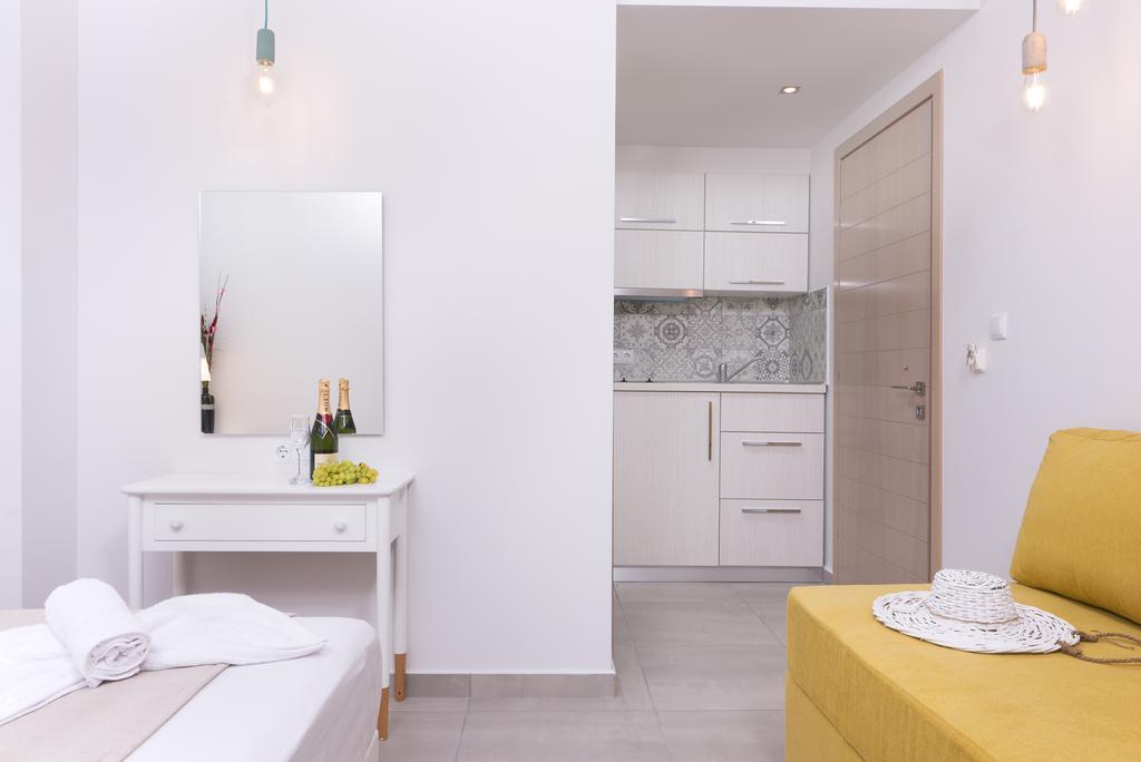 Estian Deluxe Apartment Лименария Екстериор снимка
