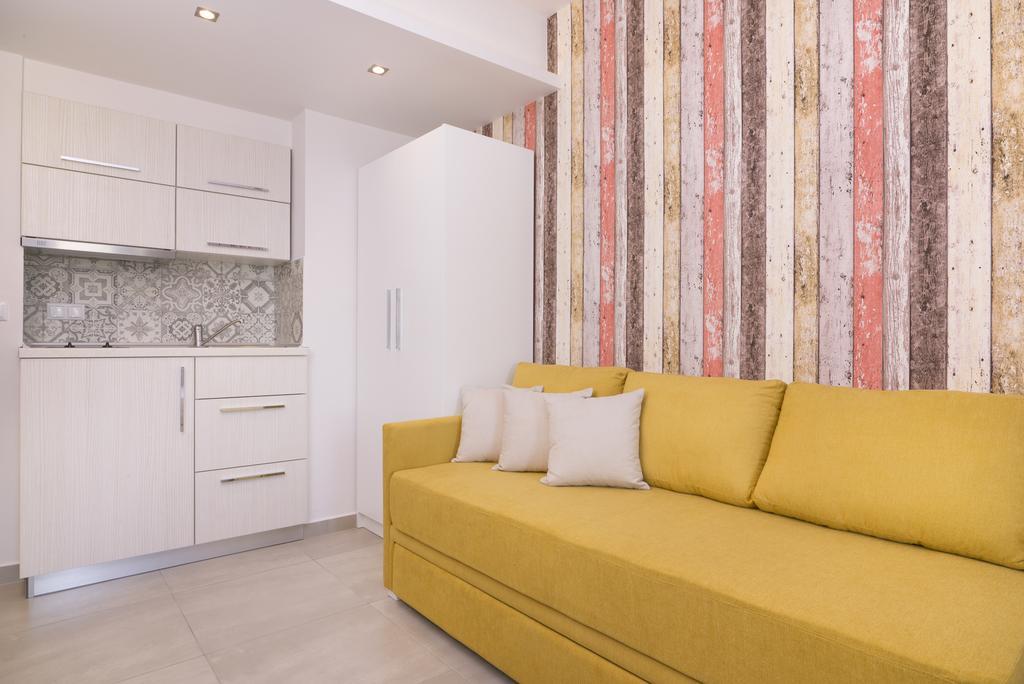 Estian Deluxe Apartment Лименария Екстериор снимка