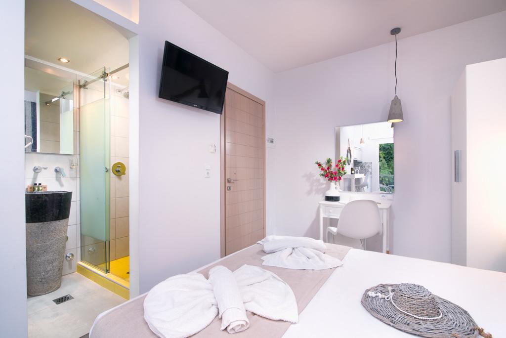 Estian Deluxe Apartment Лименария Екстериор снимка