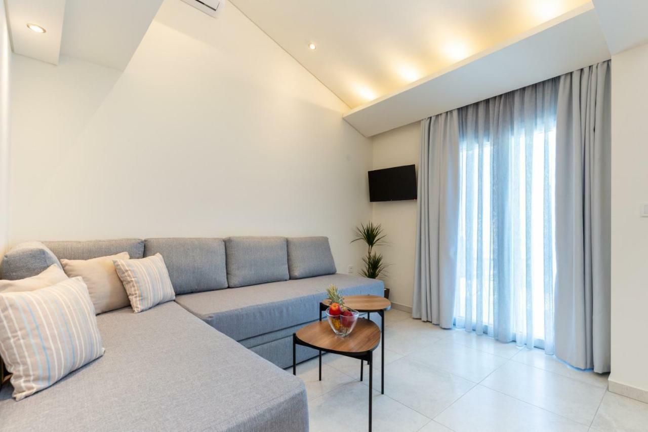 Estian Deluxe Apartment Лименария Екстериор снимка