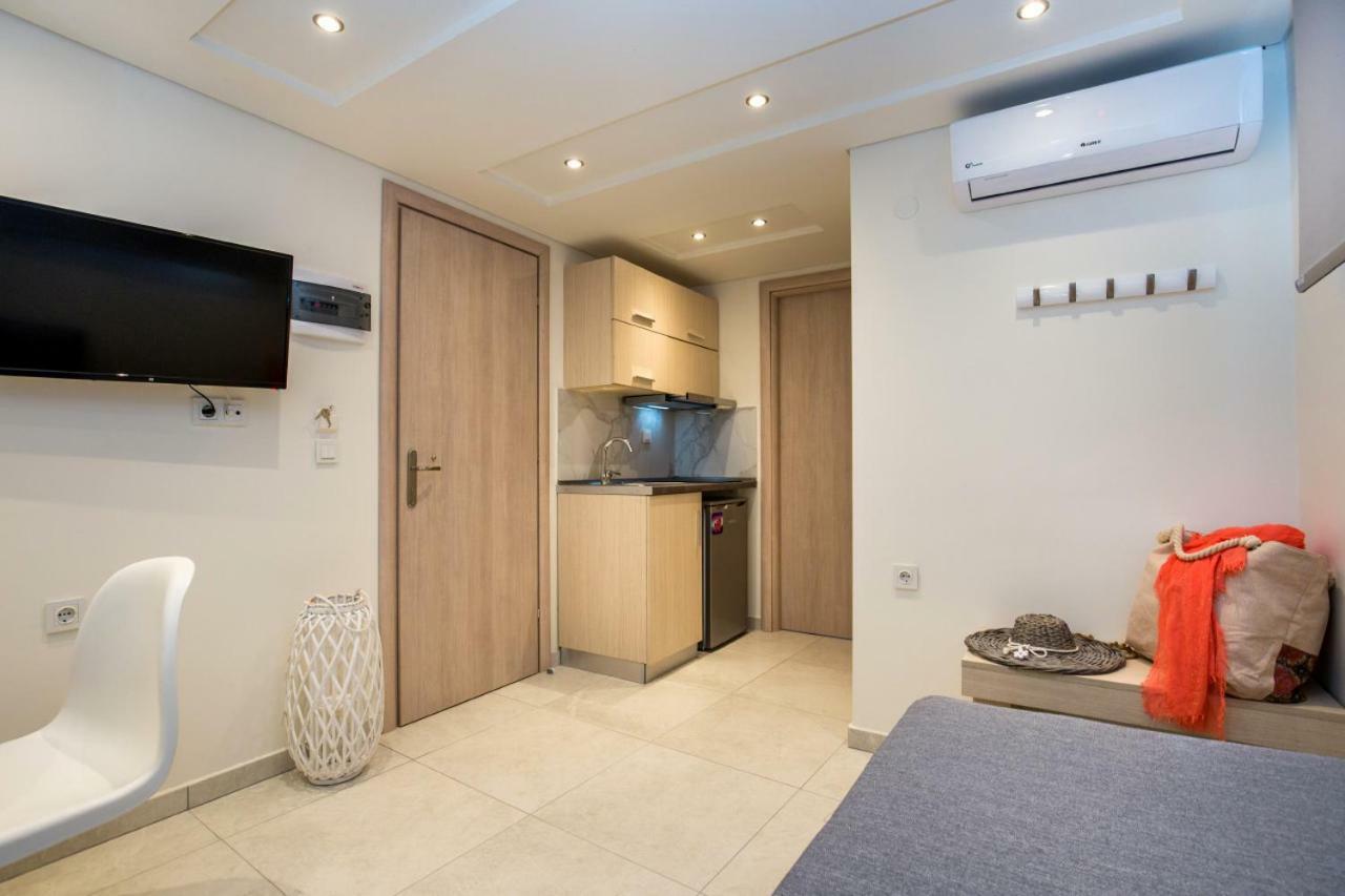 Estian Deluxe Apartment Лименария Екстериор снимка