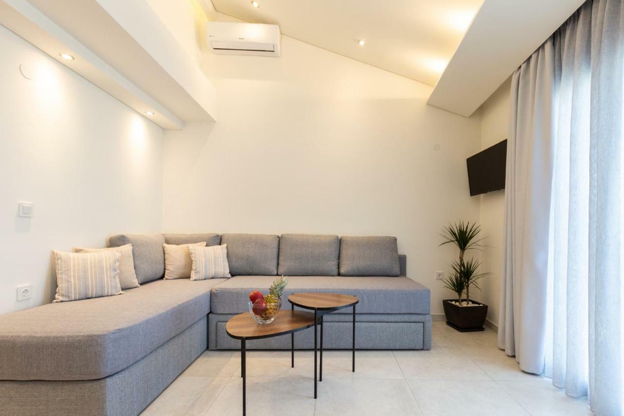 Estian Deluxe Apartment Лименария Екстериор снимка