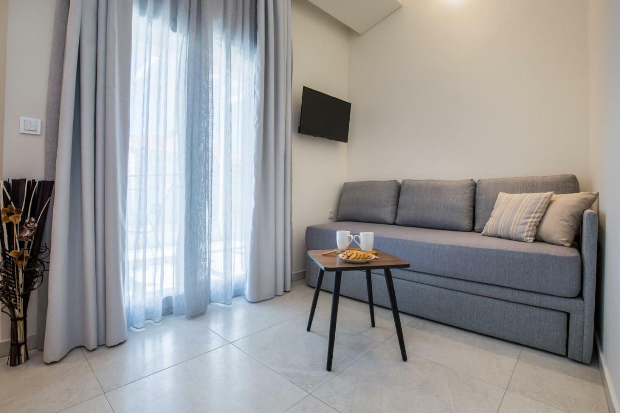 Estian Deluxe Apartment Лименария Екстериор снимка