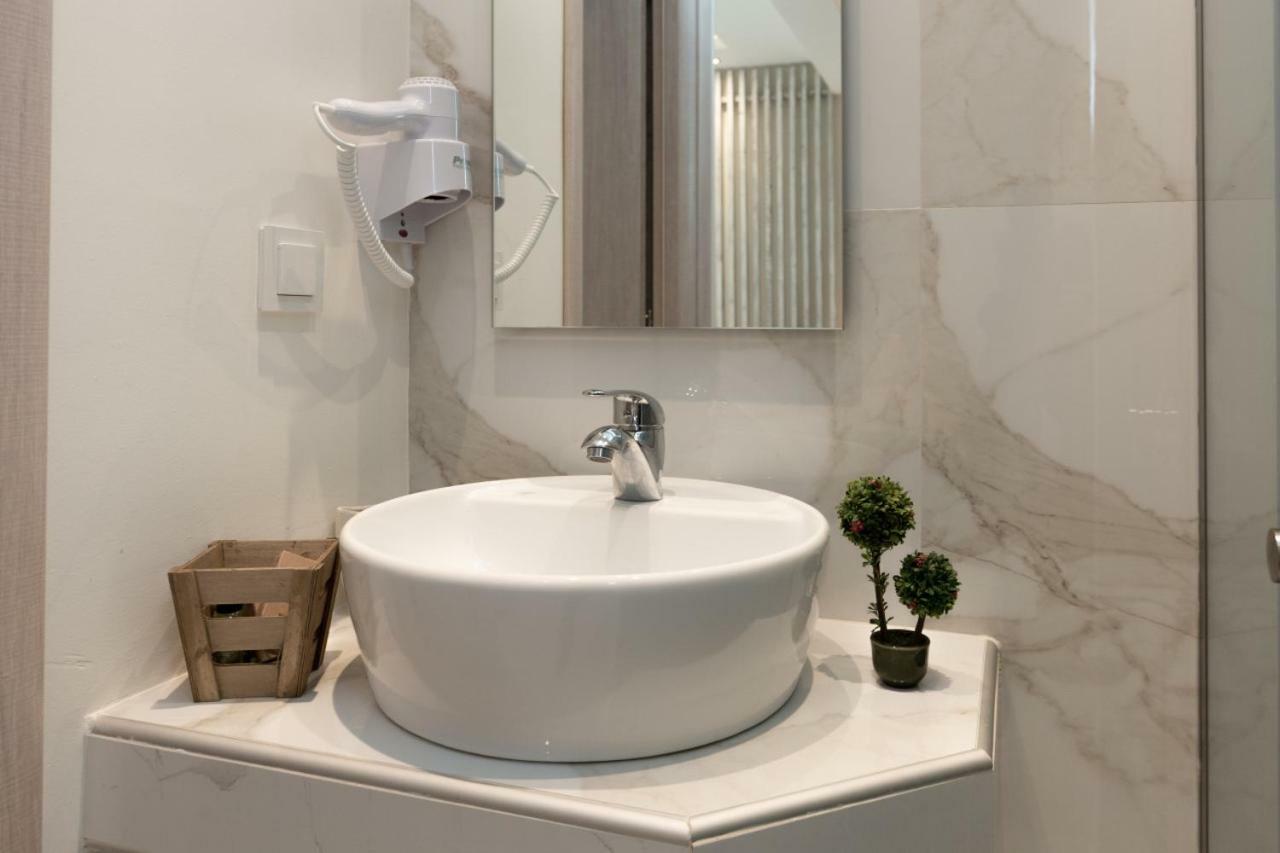 Estian Deluxe Apartment Лименария Екстериор снимка